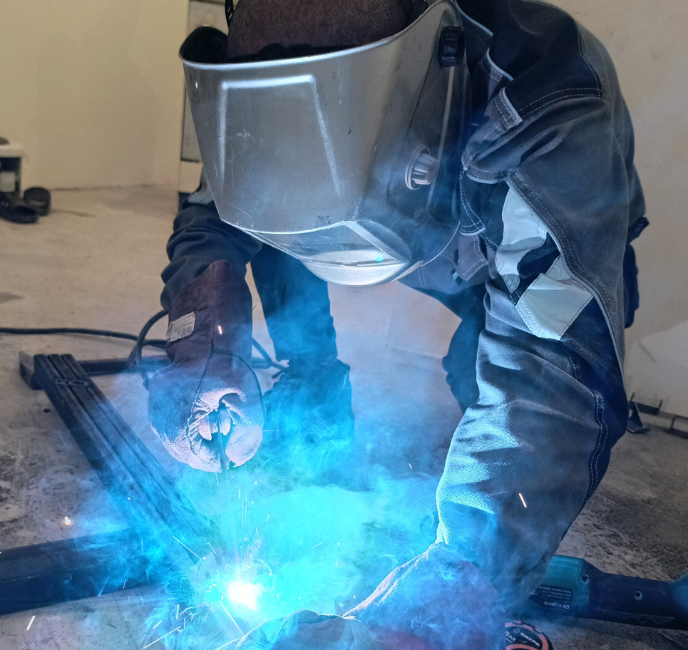 Строительство дома в Свердловской области под ключ, коттеджа, многоэтажных зданий и ангаров любой сложности в фирме FarrDom. сварочные услуги